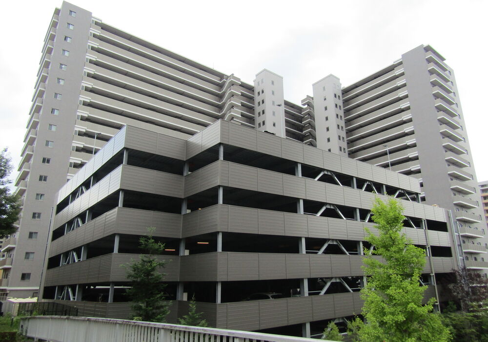 駐車場含む北東側から外観